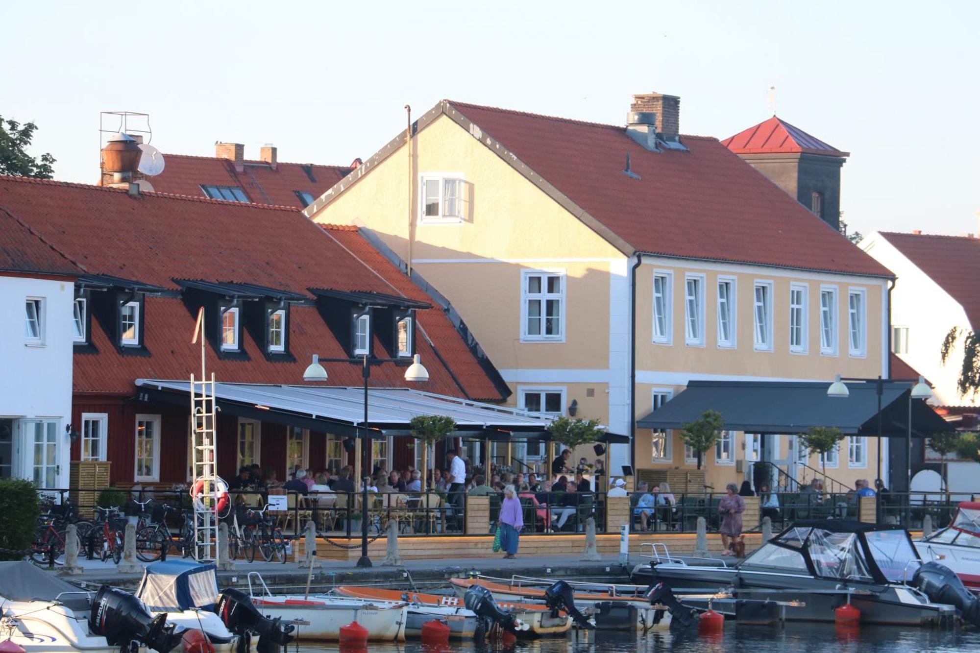 Ahus Gaestgivaregard Exterior photo
