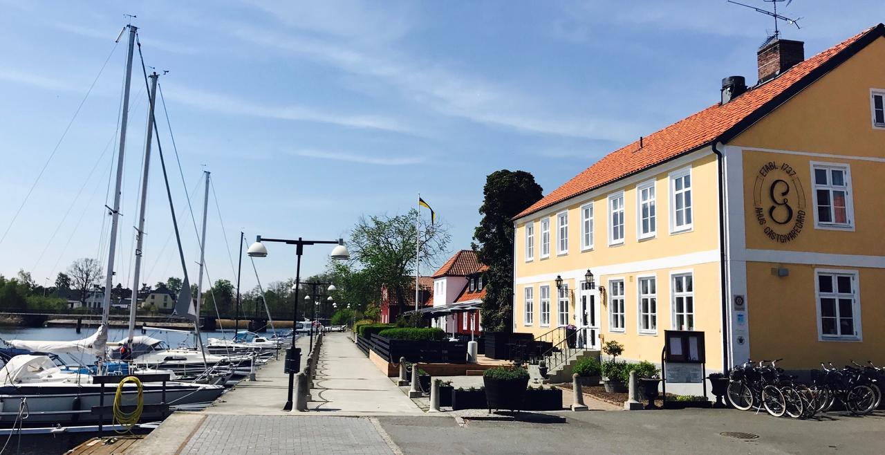 Ahus Gaestgivaregard Exterior photo